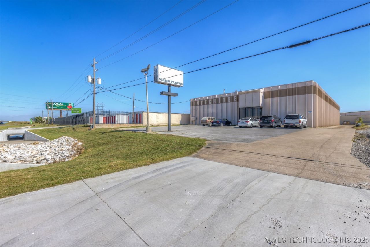 6580 E Skelly Drive, Tulsa, OK 74145 Main Photo