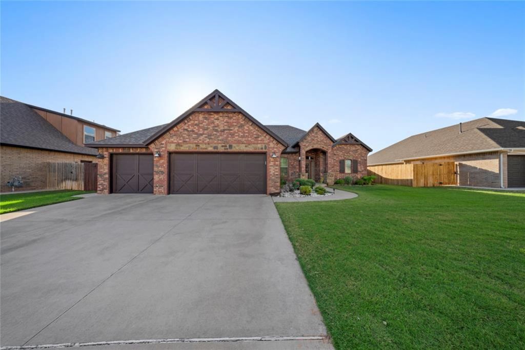 4605 Hidalgo Avenue, Mustang, OK 73064 Main Photo