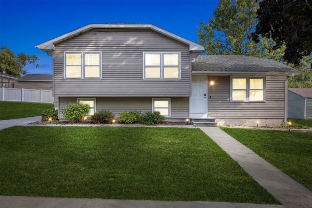 3816 Monterey Drive, Waterloo, IA 50701 Main Photo