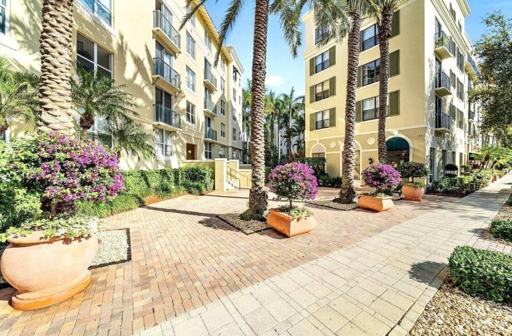 630 S Sapodilla Avenue, Unit 308, West Palm Beach, FL 33401 Photo