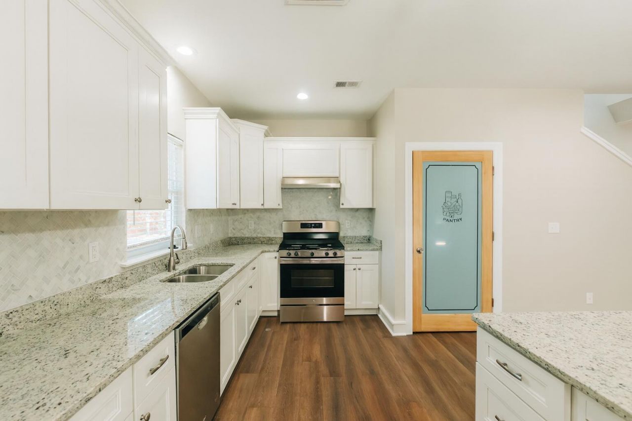 438 Locust Street Photo 6