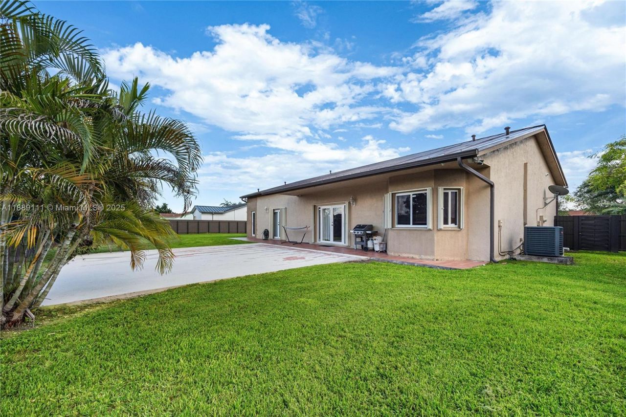 13261 SW 216th Ter, Miami, FL 33170 Photo