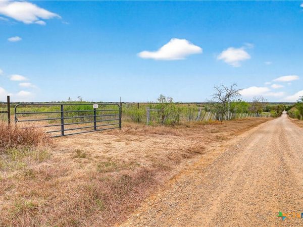 1152 County Road 447, Waelder, TX 78959
