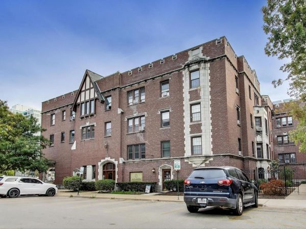 1103 Holley Court, Unit 207, Oak Park, IL 60301