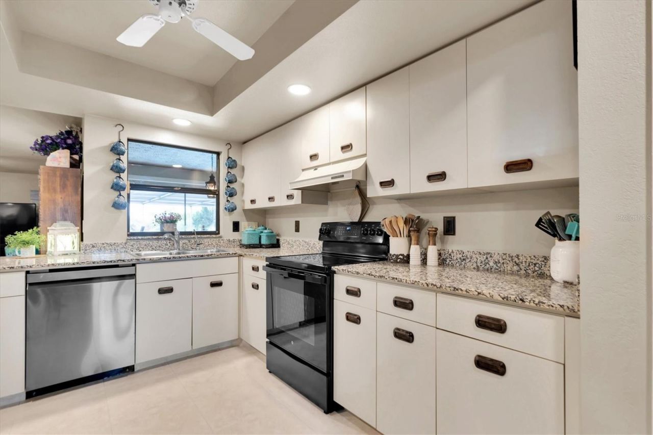 301 Thorn Hill Place, Sun City Center, FL 33573 Photo