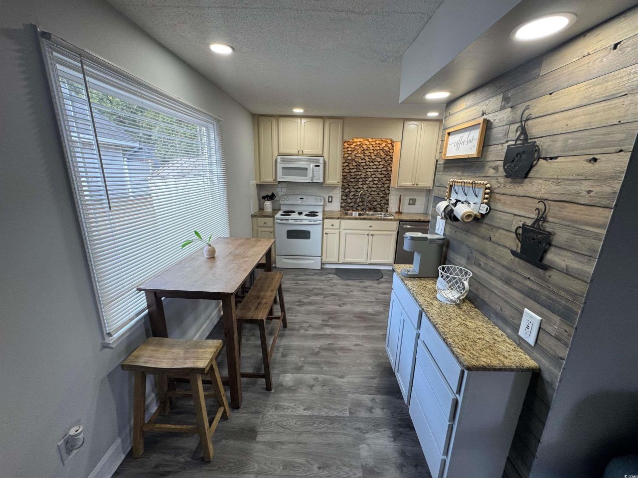 1960 Lake View Circle Photo 11