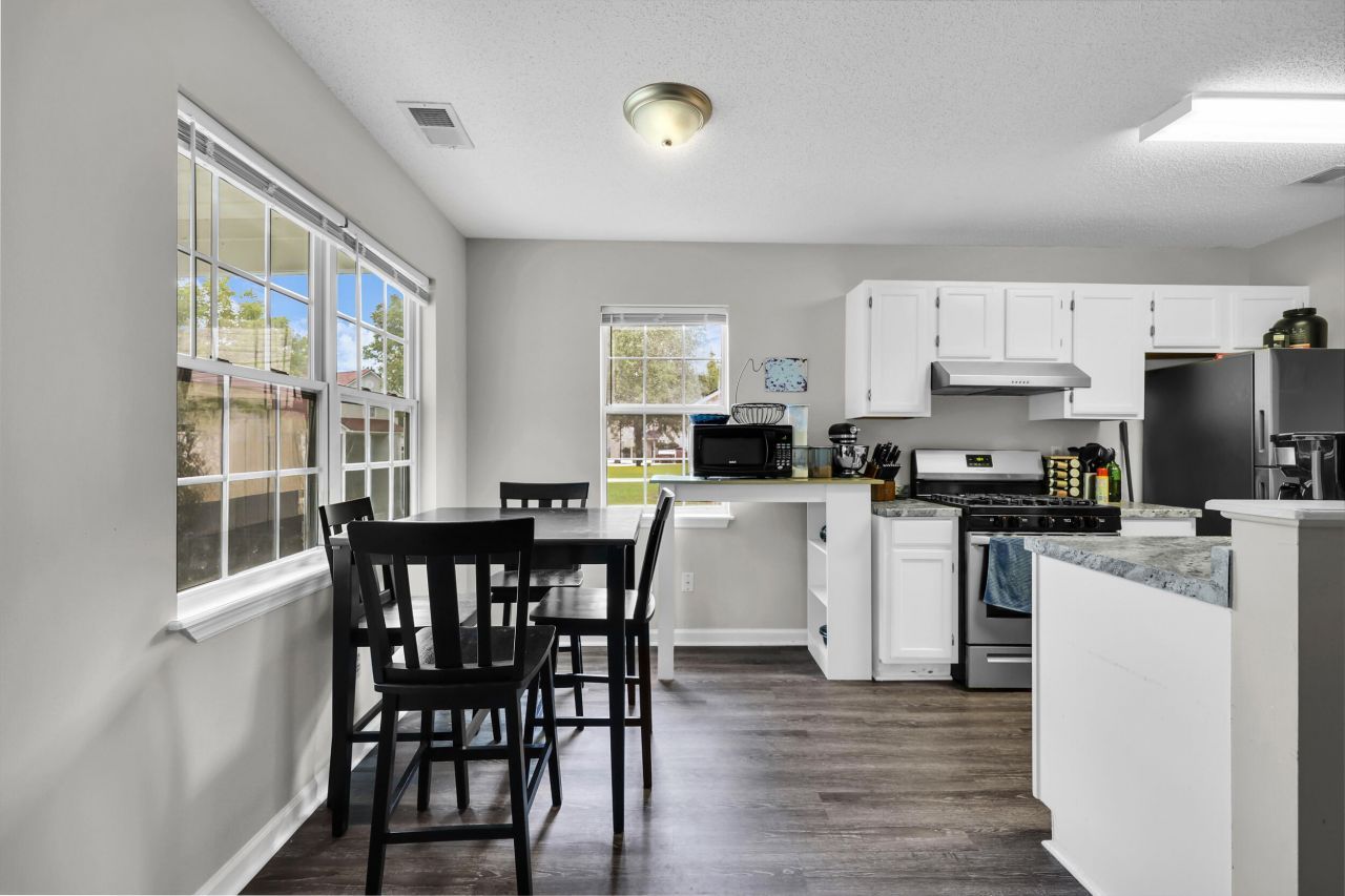 43 Woodleaf Court Photo 4