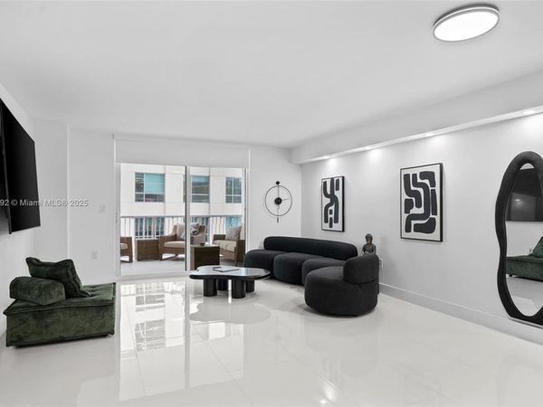 1200 Brickell Bay Dr, Unit 2812, Miami, FL 33131