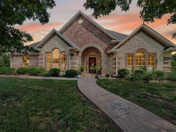 202 Hillside Lane, Lindsay, TX 76250