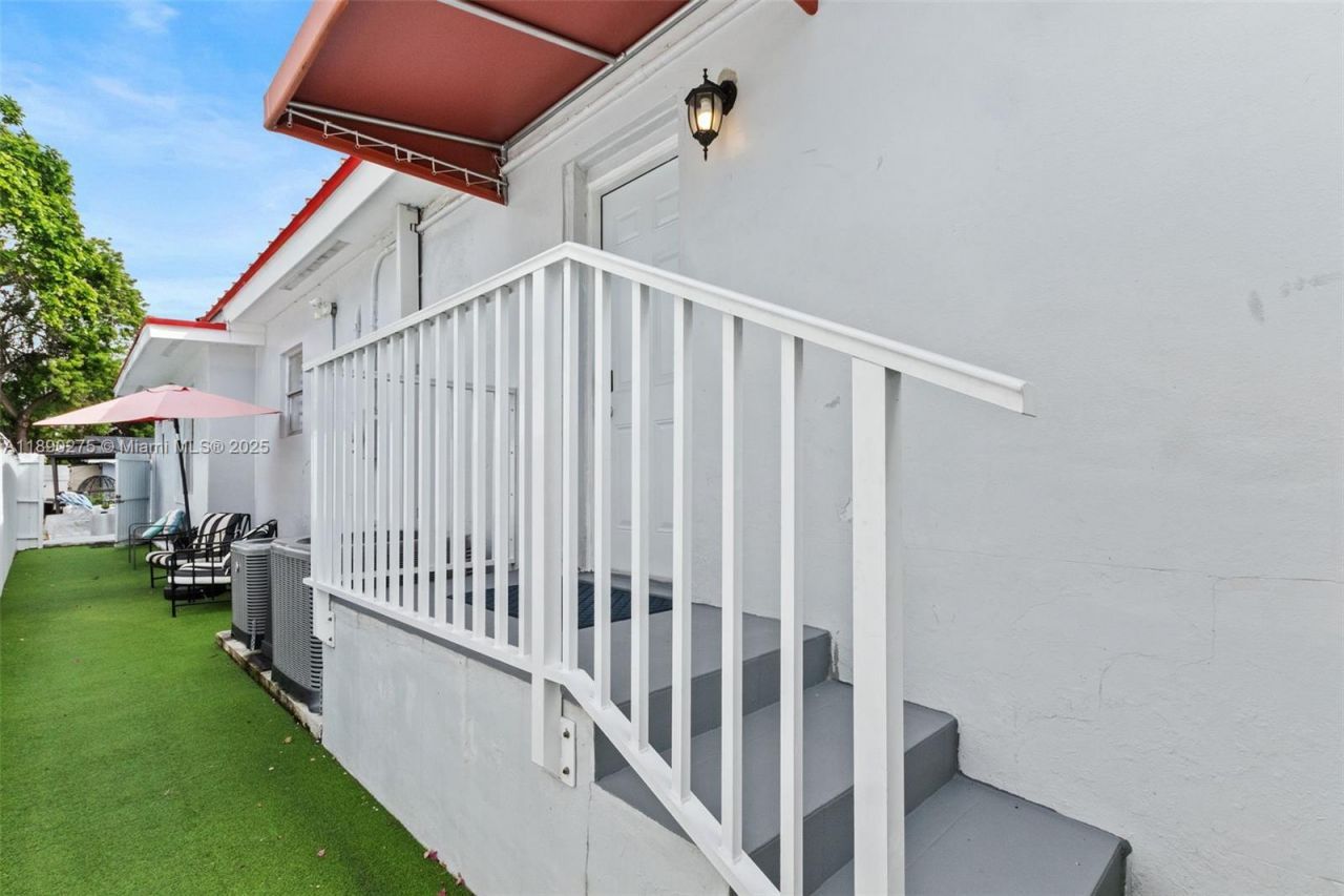 6355 SW 30th St, Miami, FL 33155 Photo