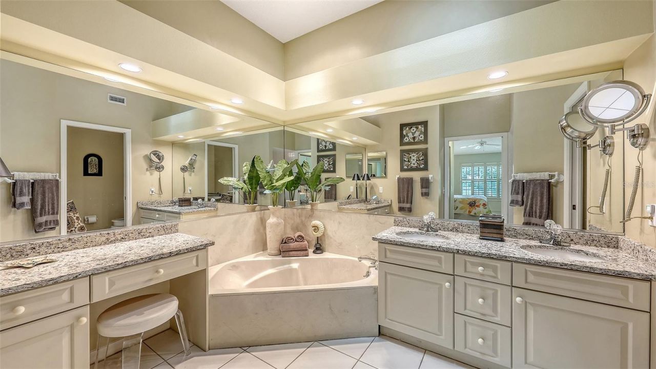 5568 Country Club Way, Sarasota, FL 34243 Photo