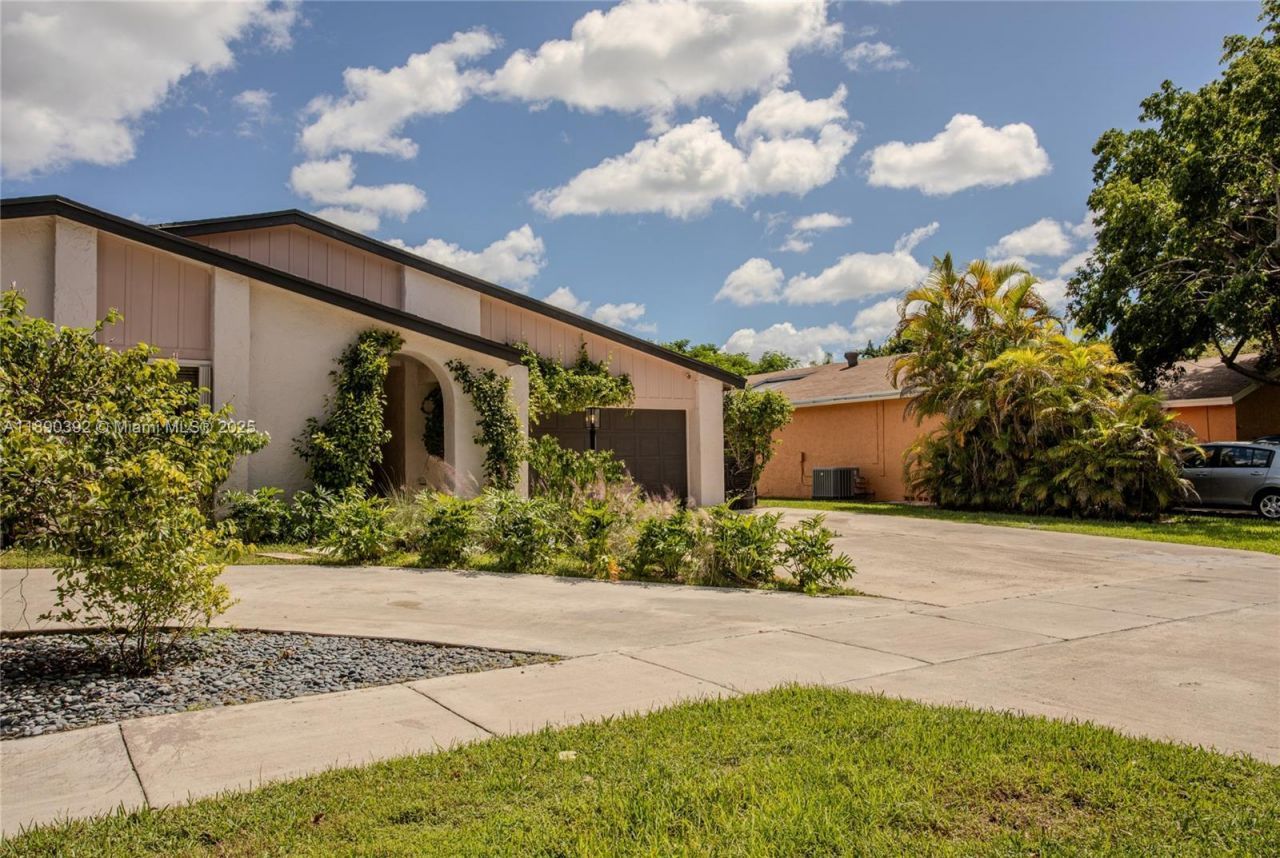 10605 SW 132nd Ct, Miami, FL 33186 Photo