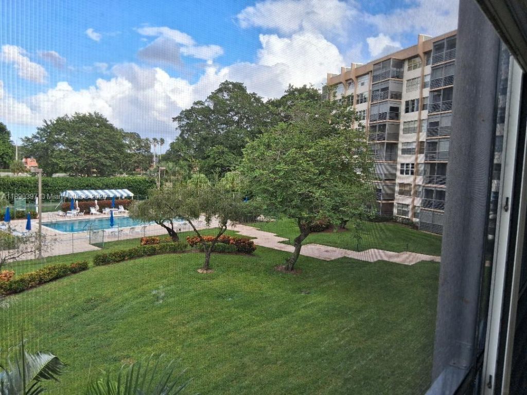 1300 St Charles Pl, Unit 319, Pembroke Pines, FL 33026 Photo