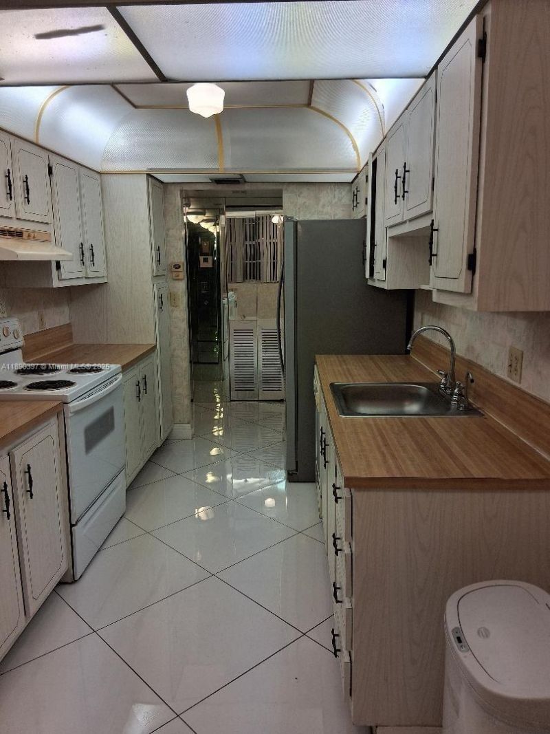 1300 St Charles Pl, Unit 319, Pembroke Pines, FL 33026 Photo