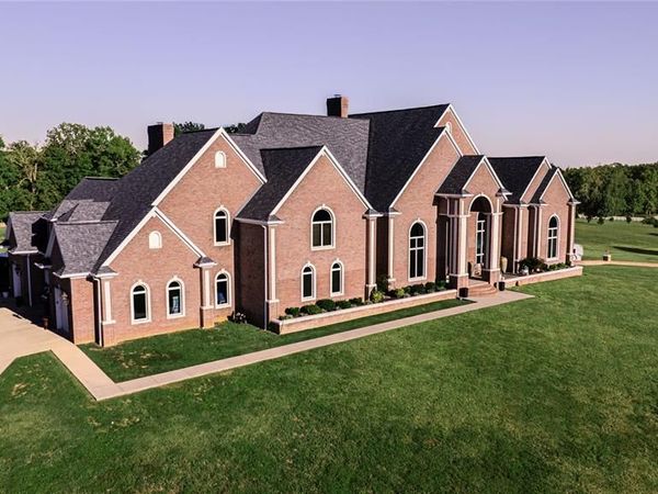 6708 Brown LN, Poplar Bluff, MO 63901