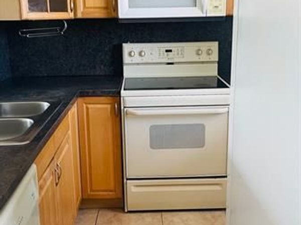 5111 W Oakland Park Blvd, Unit 306, Lauderdale Lakes, FL 33313