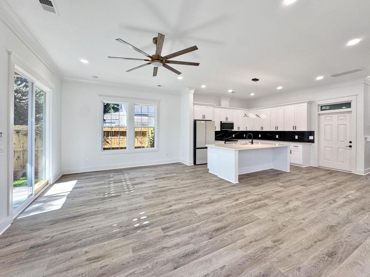 1983 Hugo Avenue Photo 6