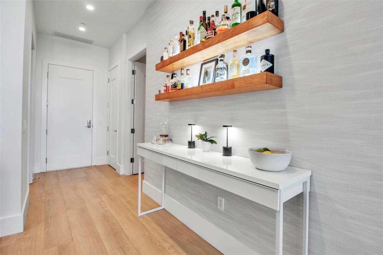 301 Quay Commons, Unit 503, Sarasota, FL 34236 Photo