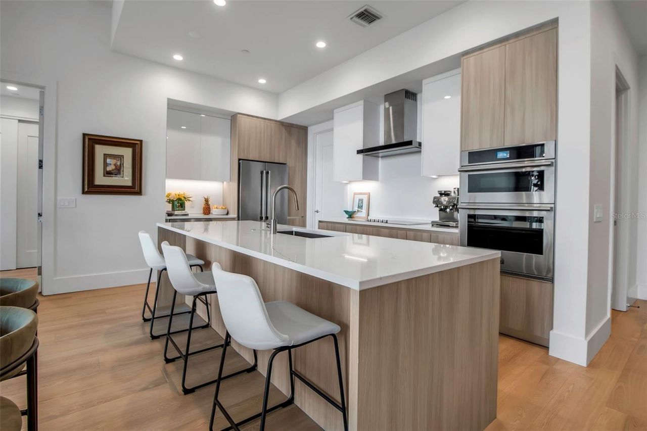 301 Quay Commons, Unit 503, Sarasota, FL 34236 Photo