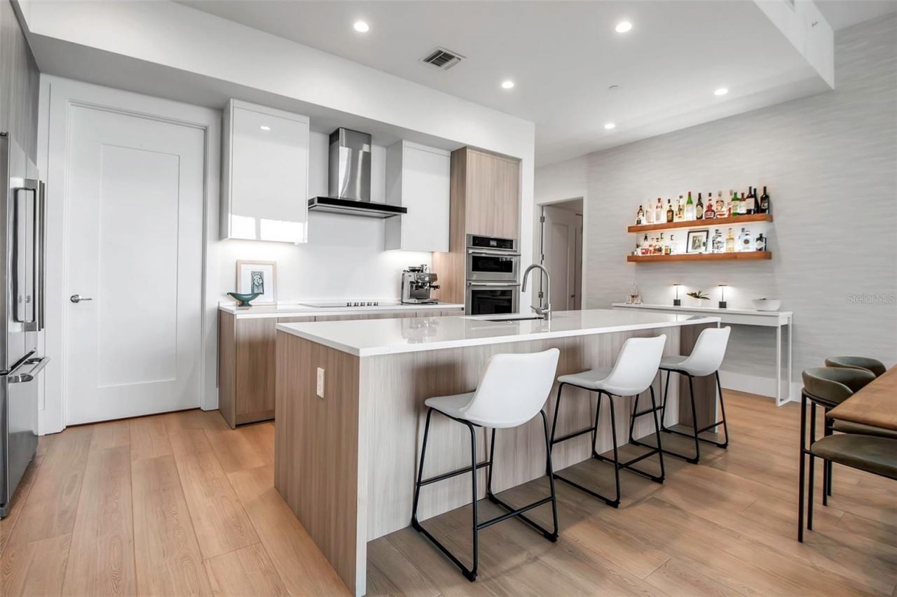 301 Quay Commons, Unit 503, Sarasota, FL 34236 Photo