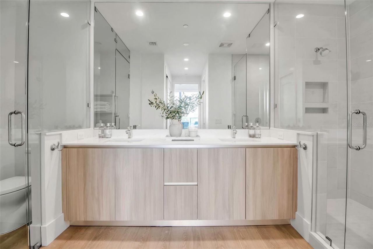 301 Quay Commons, Unit 503, Sarasota, FL 34236 Photo