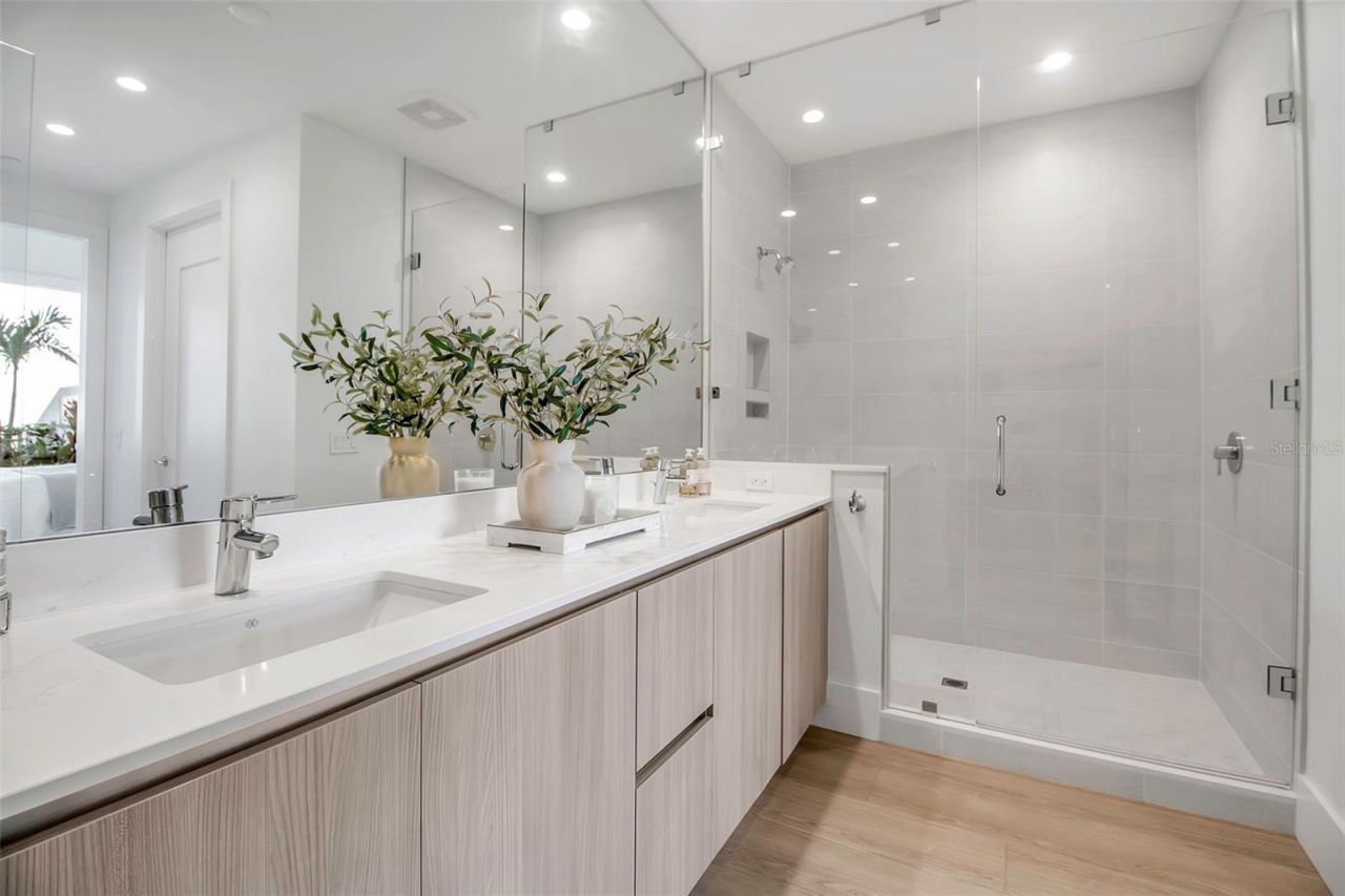 301 Quay Commons, Unit 503, Sarasota, FL 34236 Photo