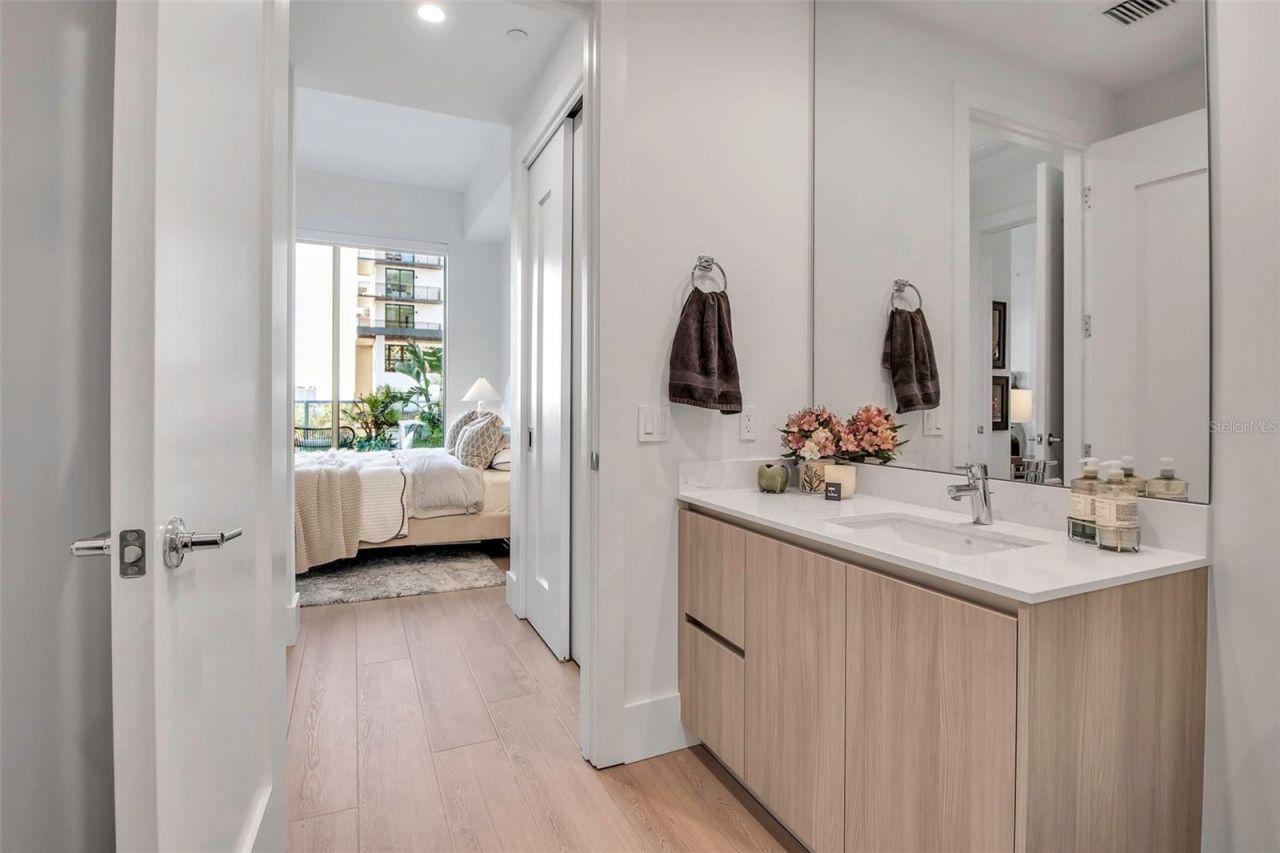 301 Quay Commons, Unit 503, Sarasota, FL 34236 Photo