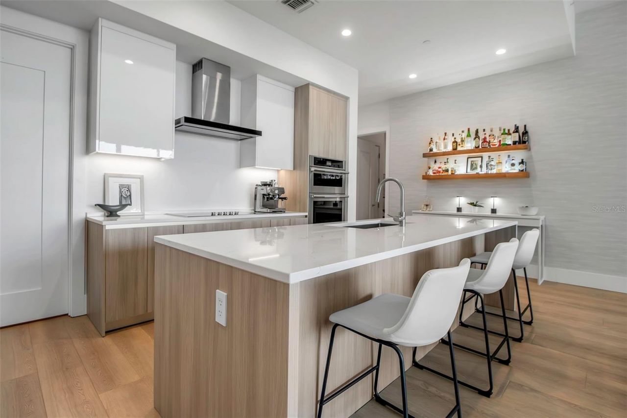 301 Quay Commons, Unit 503, Sarasota, FL 34236 Photo