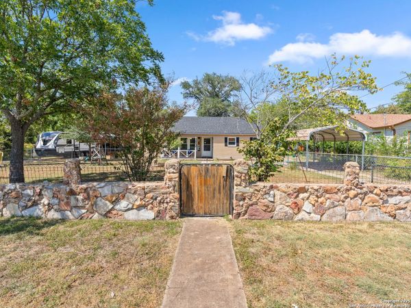 608 N Ross, Kerrville, TX 78028