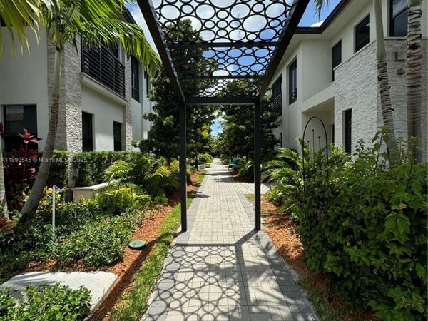 8283 NW 47th Ln, Doral, FL 33166