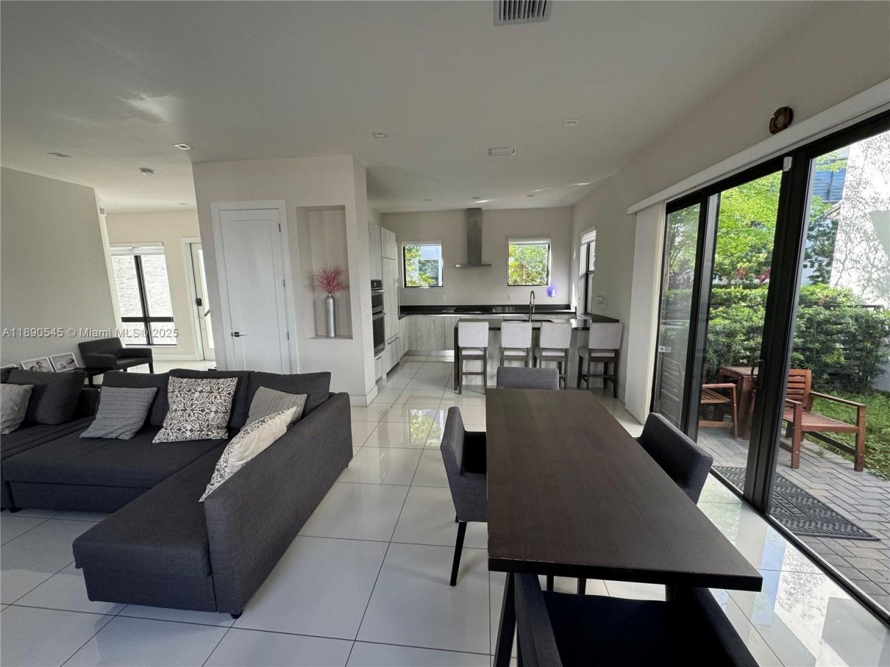 8283 NW 47th Ln, Doral, FL 33166 Photo