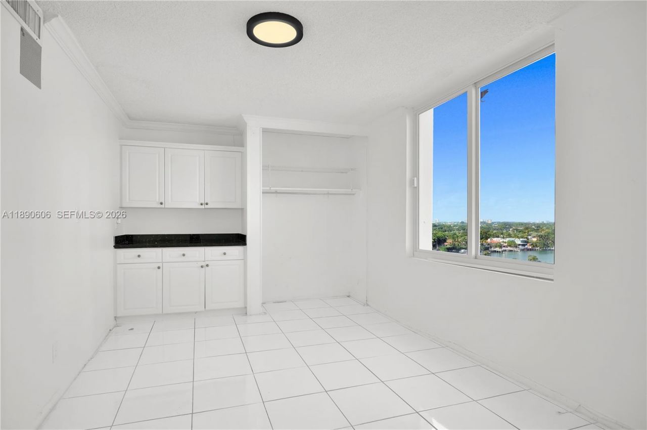 5401 Collins Ave, Unit 819, Miami Beach, FL 33140 Photo