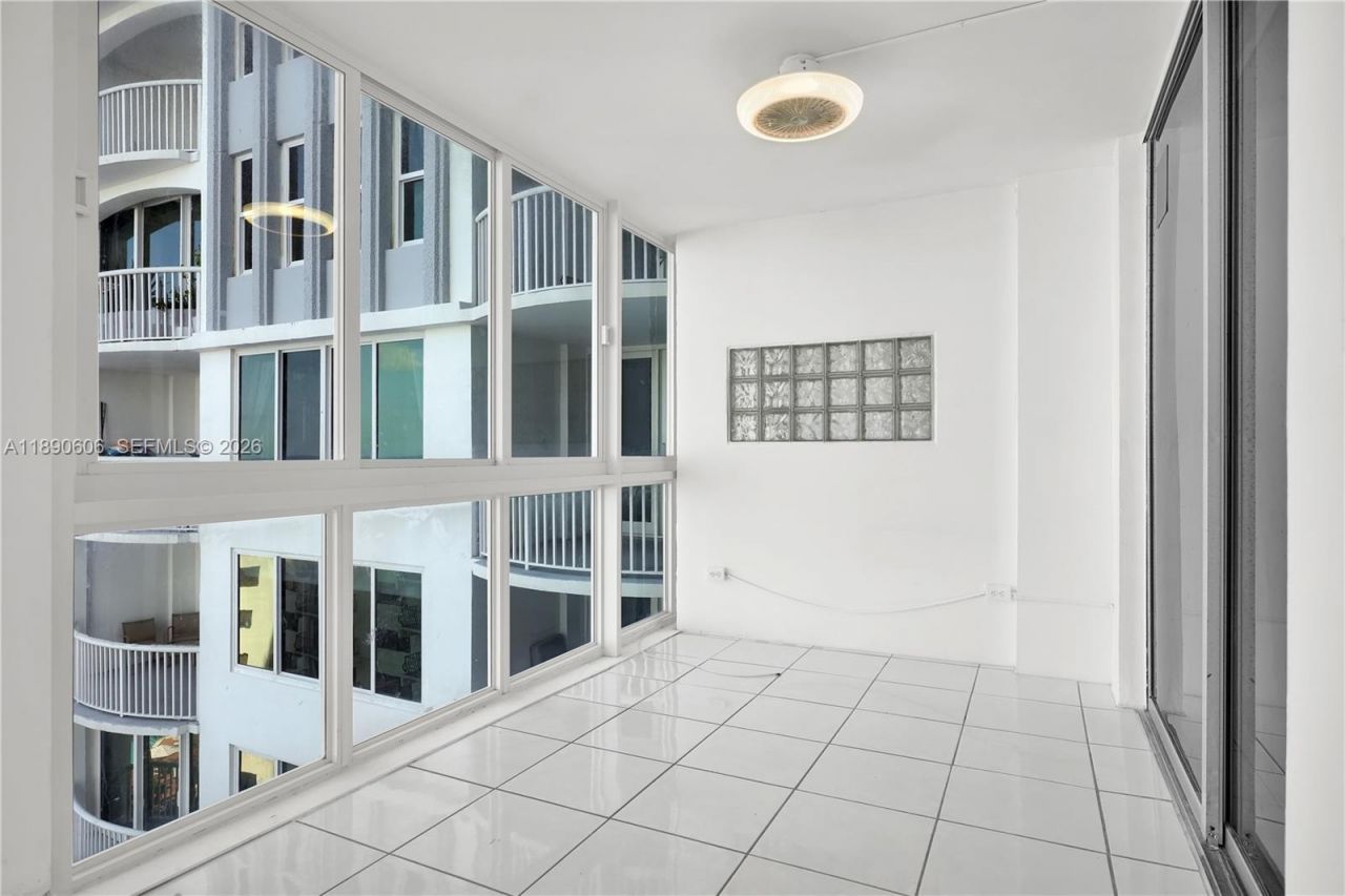 5401 Collins Ave, Unit 819, Miami Beach, FL 33140 Photo