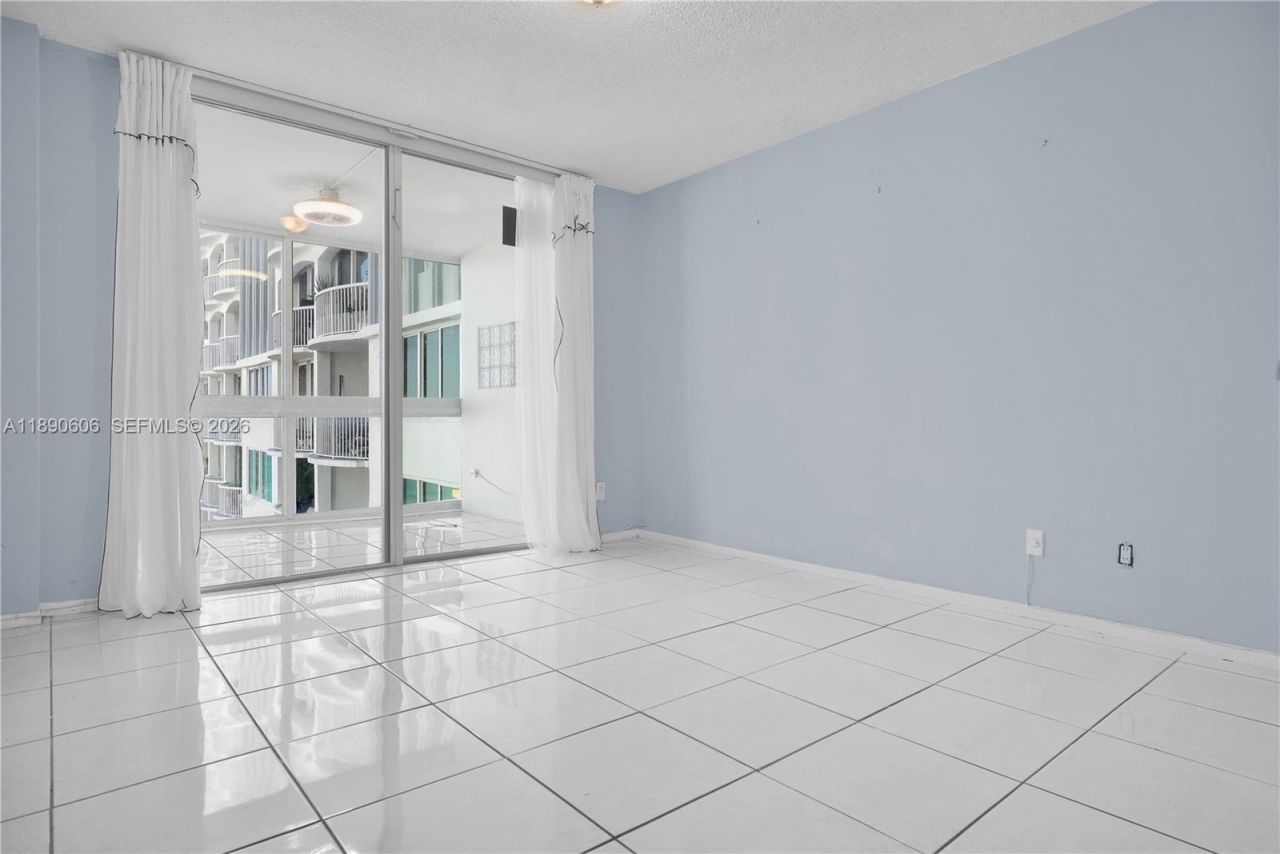 5401 Collins Ave, Unit 819, Miami Beach, FL 33140 Photo