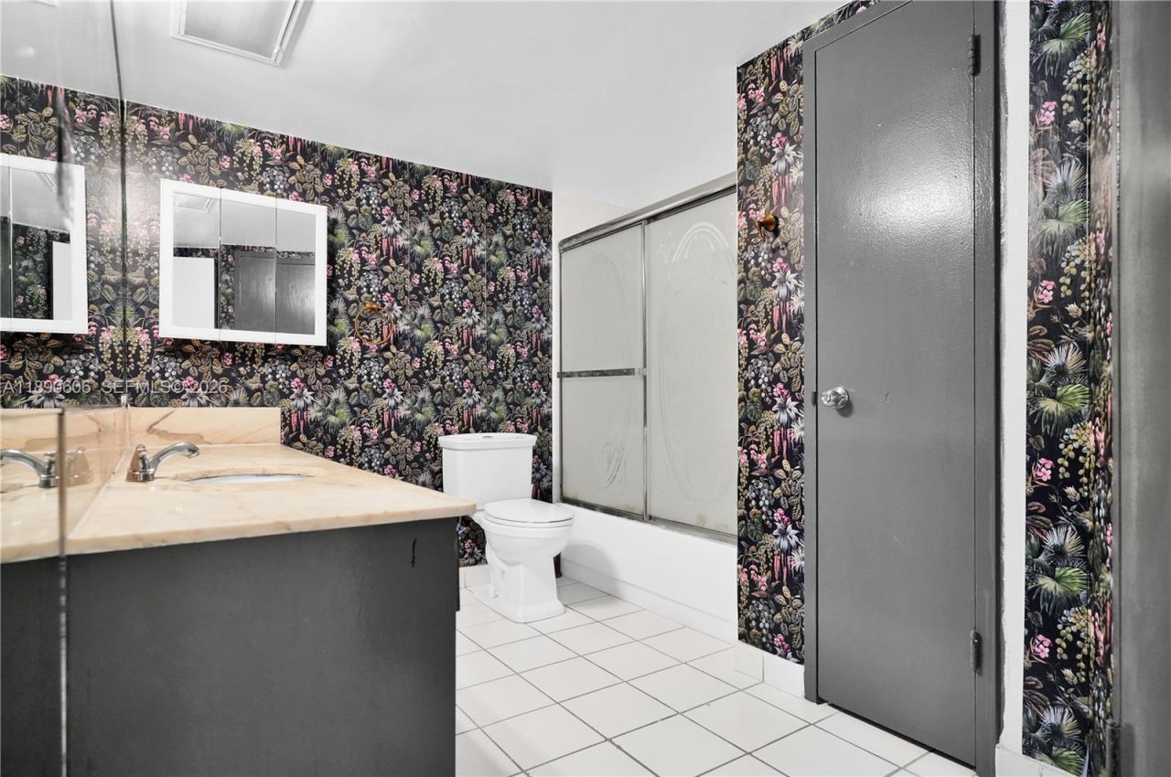 5401 Collins Ave, Unit 819, Miami Beach, FL 33140 Photo