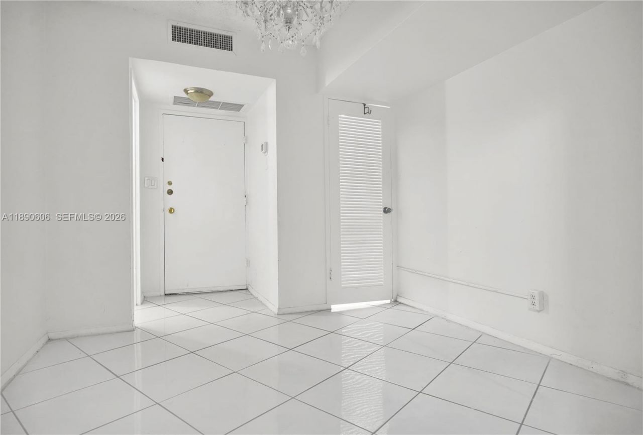 5401 Collins Ave, Unit 819, Miami Beach, FL 33140 Photo