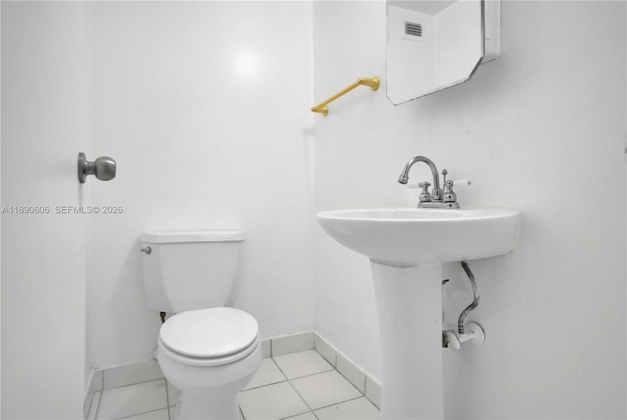 5401 Collins Ave, Unit 819, Miami Beach, FL 33140 Photo