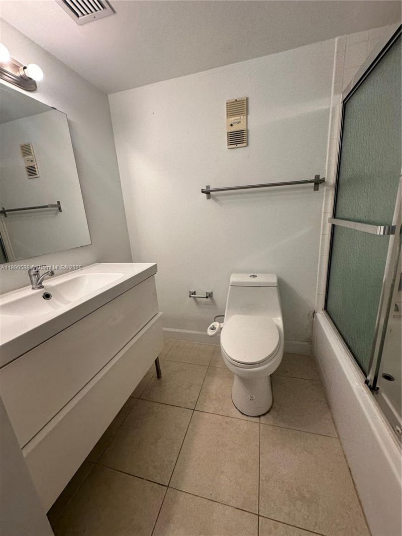 250 Jacaranda Dr, Unit 305, Plantation, FL 33324 Photo