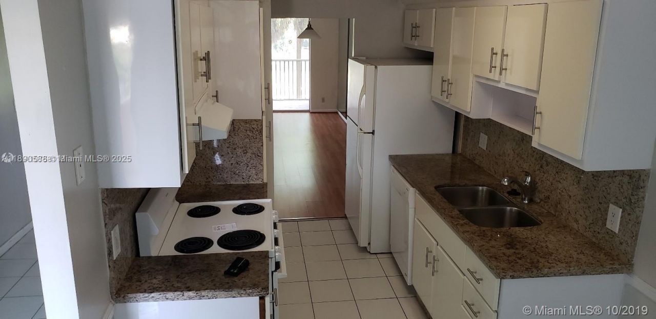 250 Jacaranda Dr, Unit 305, Plantation, FL 33324 Photo