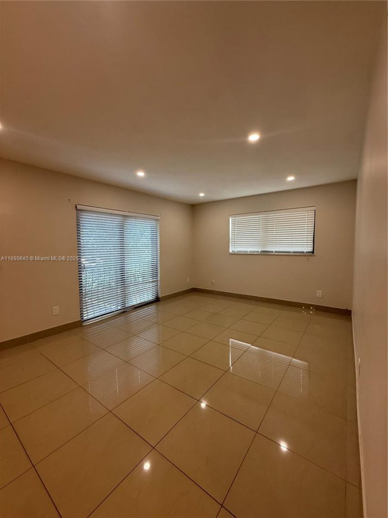 100 SE 5th Ave, Unit 1, Hallandale Beach, FL 33009 Photo