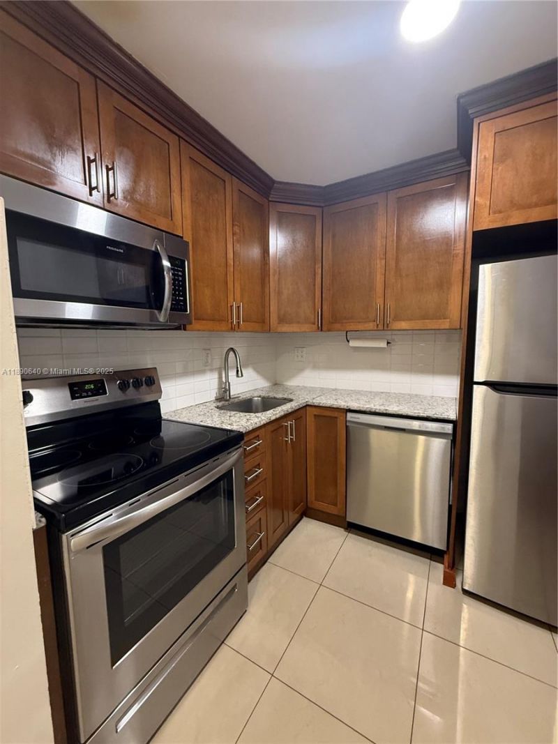 100 SE 5th Ave, Unit 1, Hallandale Beach, FL 33009 Photo