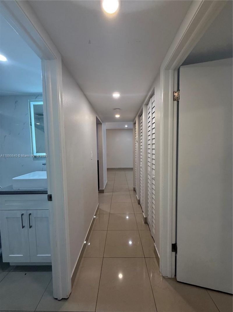 100 SE 5th Ave, Unit 1, Hallandale Beach, FL 33009 Photo