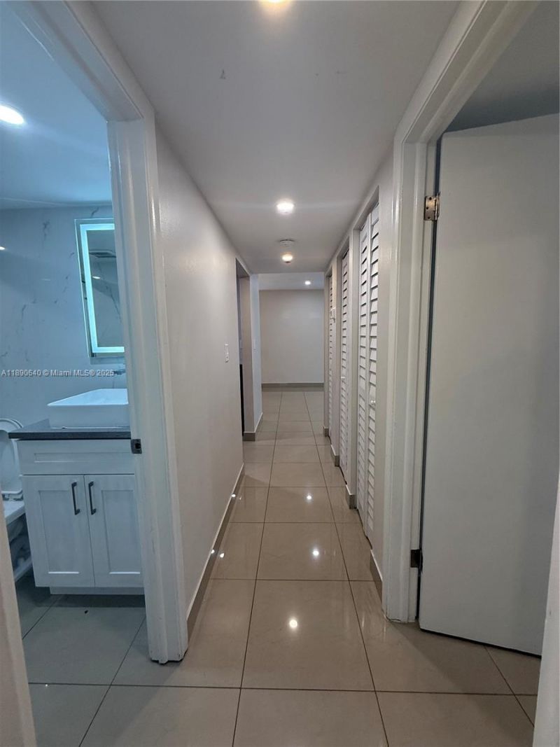 100 SE 5th Ave, Unit 1, Hallandale Beach, FL 33009 Photo