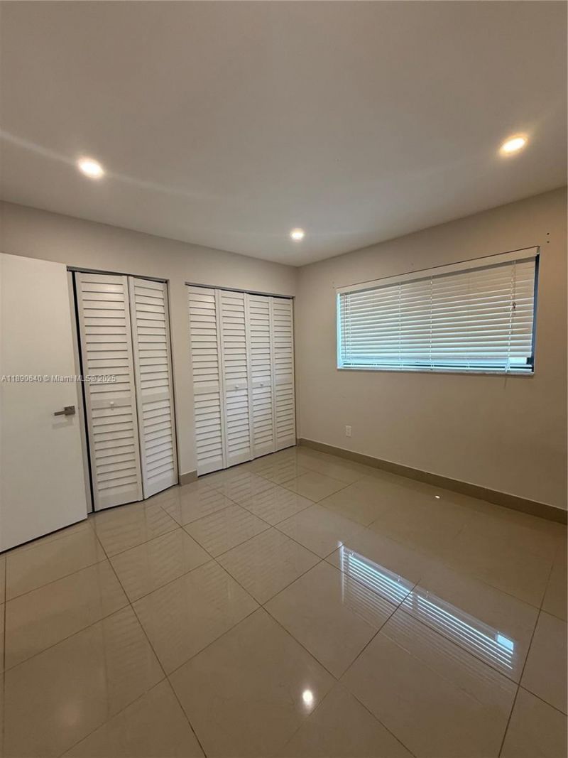 100 SE 5th Ave, Unit 1, Hallandale Beach, FL 33009 Photo