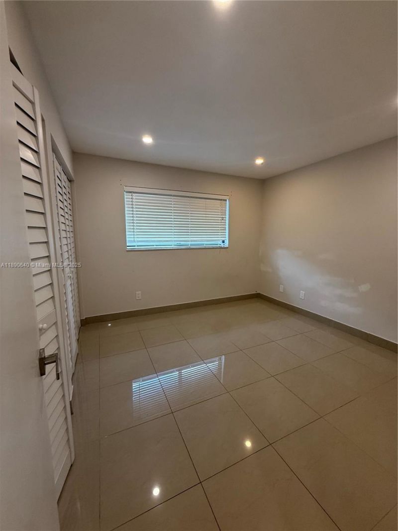 100 SE 5th Ave, Unit 1, Hallandale Beach, FL 33009 Photo