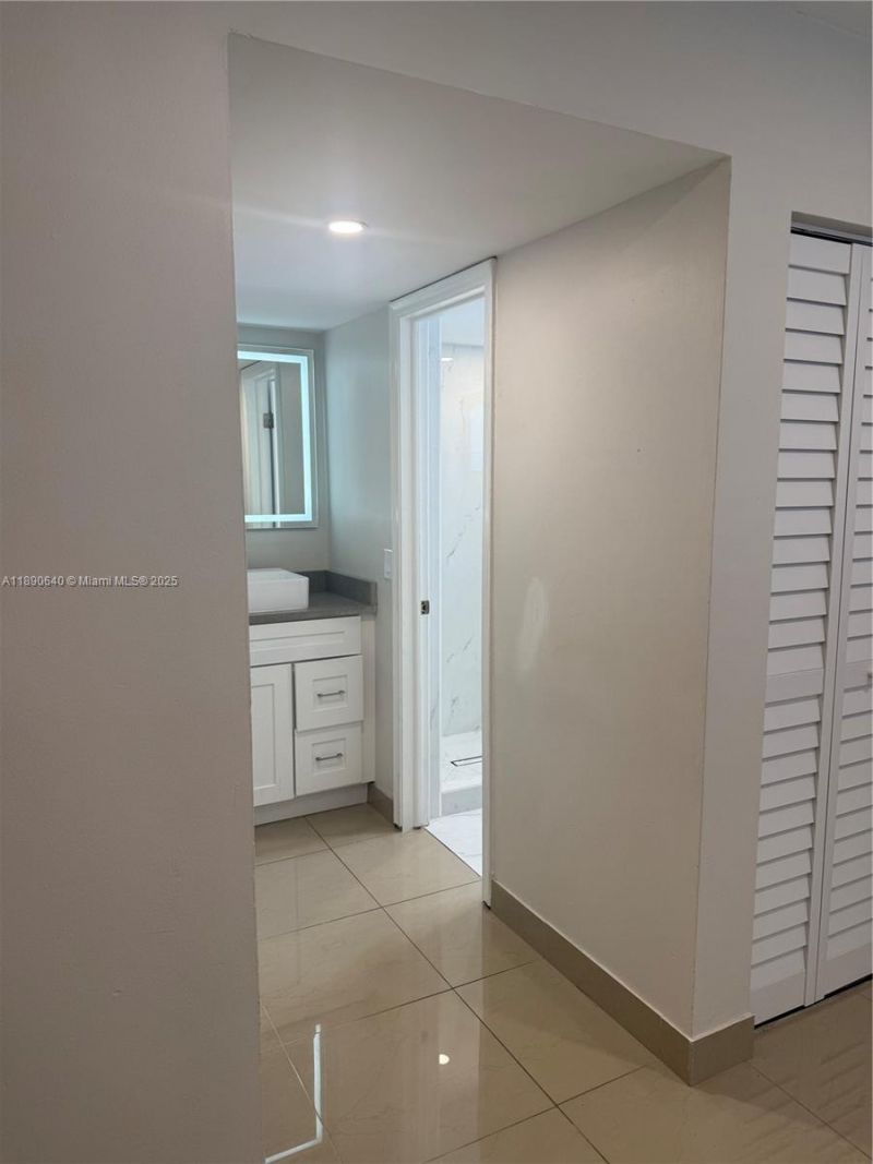 100 SE 5th Ave, Unit 1, Hallandale Beach, FL 33009 Photo