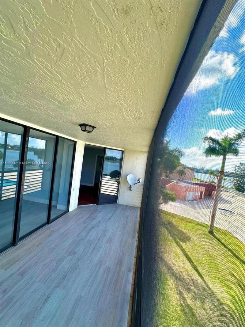 20840 San Simeon Way, Unit 305, Miami, FL 33179 Photo