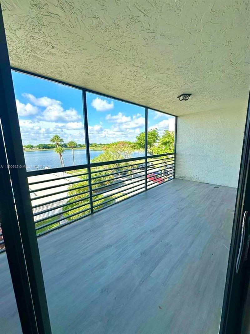20840 San Simeon Way, Unit 305, Miami, FL 33179 Photo
