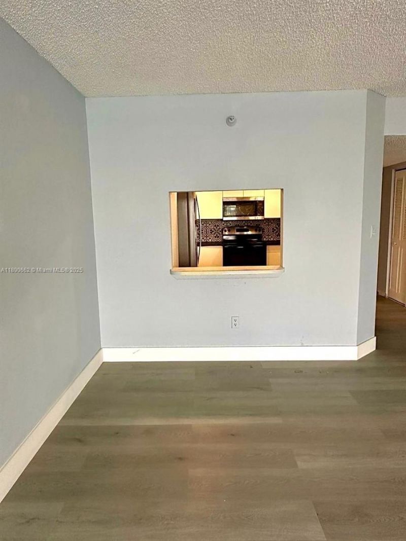 20840 San Simeon Way, Unit 305, Miami, FL 33179 Photo