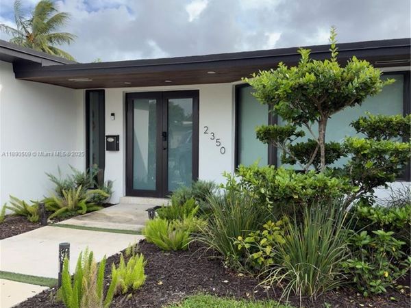 2350 NE 194th St, Miami, FL 33180